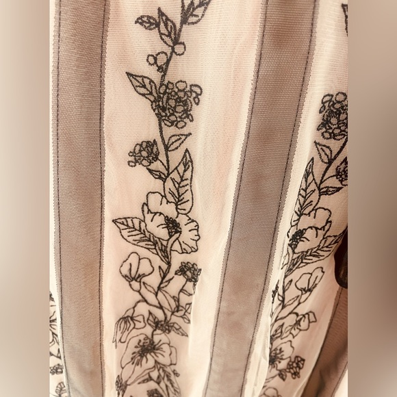 Beautiful, feminine strapless dress - Picture 6 of 6